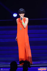 组图：中歌榜演唱会 刘惜君橙色长裙复古演唱