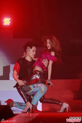 组图：薛凯琪女女贴身热舞 耳鬓厮磨动作暧昧