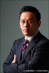 组图：前央视主播罗森友携800部A片在英被捕