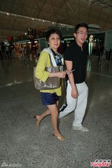 组图：赌王四太梁安琪离港避风 钟楚红素颜亮相