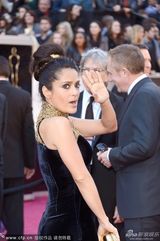 组图：萨尔玛-海耶克高领礼服尽显高贵迷人