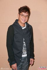 组图：宝丽金歌手齐开唱 王馨平难得露半球