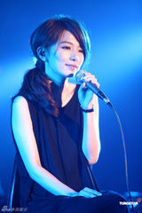 组图：Hebe单飞办音乐会 SHE两姐妹大力捧场