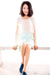 组图：张丁懿气质写真 清新甜美秀亲和力