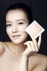 组图：唐于鸿零修片写真清新高贵 被赞肌肤零瑕疵