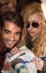 组图：LadyGaga现身寓所与粉丝合影 鼻环抢镜