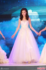 组图：港姐总决赛低胸白裙开场 舞台梦幻唯美