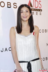 组图：杨采妮潜水度蜜月 赞婆婆开明生子没压力