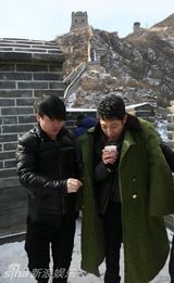 组图：撒贝宁长城玩自虐 零下10度录节目打哆嗦