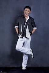 高清组图：屠洪刚发西装写真照片 高调回归歌坛