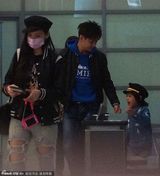 组图：林志颖全家现身上海机场 其乐融融心情好