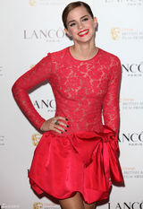 高清组图：艾玛-沃特森蕾丝红裙亮相红唇娇艳