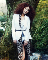 高清组图：韩星徐孝琳写真春意盎然爆炸头俏皮