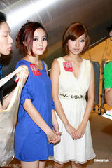 组图：刘欣宜露香肩品尝美酒 称未试过酒后乱性