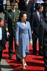 组图：习近平访哥斯达黎加 摘花请彭丽媛闻花香