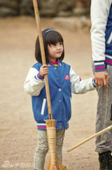 组图：钟丽缇女儿吃手萌照曝光 可爱不输王诗龄