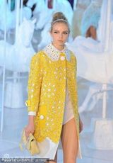 组图：郭美美奢侈品傍身炫富走穴