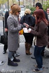 组图：滨崎步与新欢巴黎购物亲密依偎