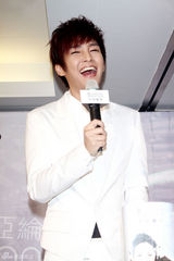 高清图：炎亚纶百万代言保养品 透露正筹备个人专辑