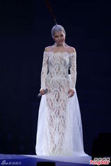 组图：丁当开唱险出事故 与徐佳莹女女亲吻