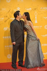 组图：伍仕贤携爱妻现身 龚蓓苾抹胸裙热情挥手