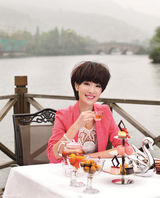 组图：马晓灿母女变身姐妹花 携手同游温馨甜蜜