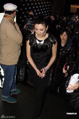 组图：张雨绮黑裙妩媚优雅 大S婚期临近谈笑风生