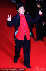 幻灯图集：《大兵小将》柏林首映 成龙林鹏着情侣装