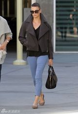 组图：塞隆与母亲看电影 短大衣配圆寸帅气