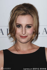 组图：《唐顿庄园》大小姐干练亮相笑意盈盈