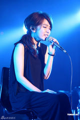 组图：Hebe单飞办音乐会 SHE两姐妹大力捧场