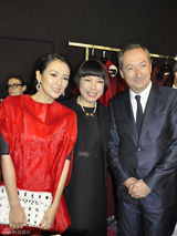 组图：章子怡刘嘉玲倪妮上海看秀笑容满面