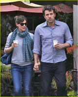 组图：詹妮弗-加纳随夫出街 衣着邋遢肚大如箩