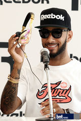 组图：韩星朴振英携SwizzBeatz出席代言品牌记者会