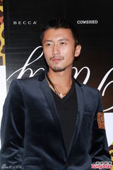 组图：应采儿粉裙裸背谈造人大计 陈小春悠闲搞怪