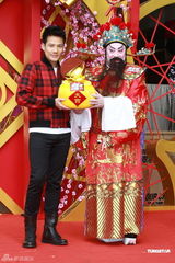 Angelababy熊抱财神爷 丁子高叹杨千嬅无暇造人(图)