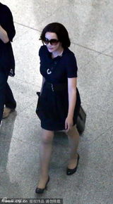 组图：刘晓庆婚后首次亮相 现身机场似空姐被堵