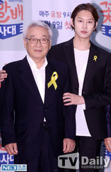 组图：SJ希澈扶仨爷爷宣传新剧 梳油头演帅警察