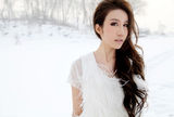 组图：歌手温馨妩媚大片 冰雪美肤明艳动人