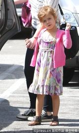 组图：杰西卡阿尔芭带两爱女学舞蹈 大女儿连换潮装