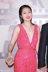组图：杨千嬅牵手丁子高 超深V晚装胸前露胶纸