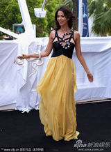 幻灯图集：《欲蛇》见面会 印度女星玛丽卡蟒蛇绕脖