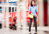 组图：张俪春日街拍演绎爱笑天使