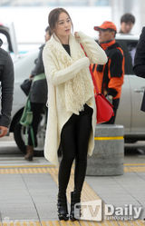 组图：金泰熙白衣紧身裤帅气现身机场飞上海