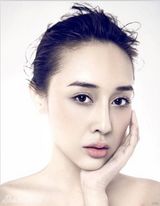 组图：陈美行夏日美妆大片 尽显诱惑自然美