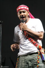 组图：张震岳个唱凸显原住民 亲手作手环送歌迷