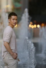 组图：何晟铭曼谷街头写真 优雅沉稳展熟男魅力