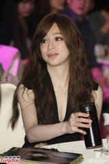 组图：王心凌挤奶大露事业线 分享保养护唇经验