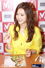 组图：韩星高雅拉出席粉丝签名会为粉丝送礼