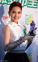 组图：TOP榜后台群星开心合照 奖杯似巨型针头